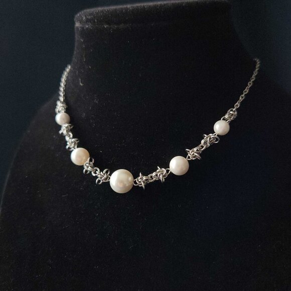 50s Old Hollywood style white pearls and silver chainmaille choker necklace - Picture 8 of 9